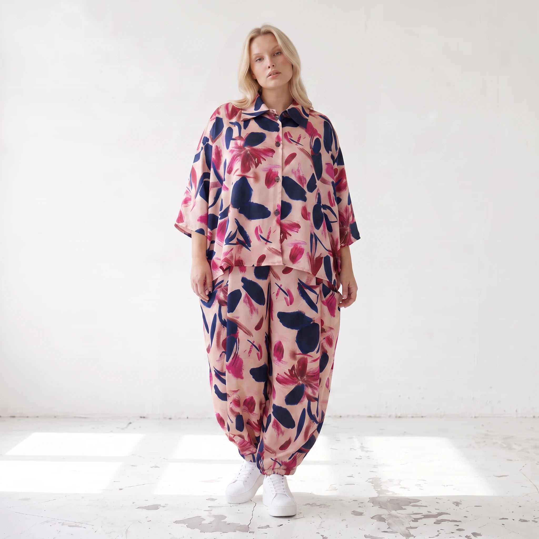 Ballonhose aus Satin mit Blumenprint in Rose/Blau/Pink mit Gummibund und Beuteltaschen