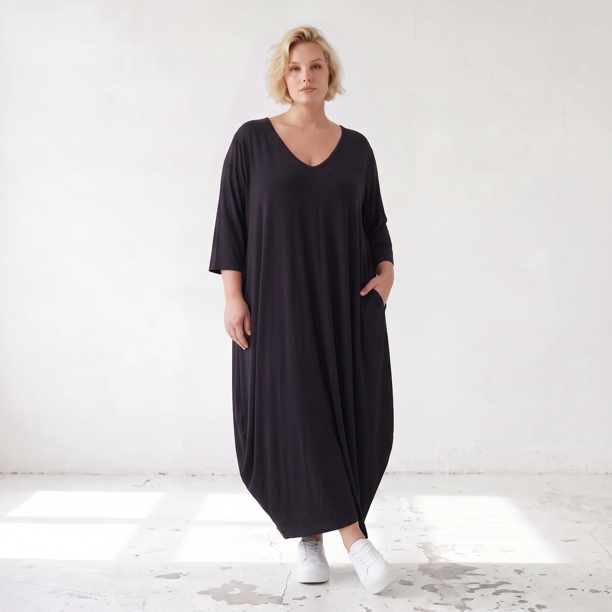 Schwarzes Ballonkleid aus Stretchjersey mit Rundhalsausschnitt und Langarm zeitlos