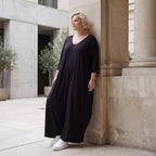 Schwarzes Ballonkleid aus Stretchjersey mit Rundhalsausschnitt und Langarm zeitlos