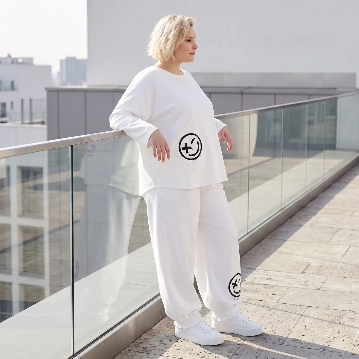 Oversizehose aus warmem French Terry mit Smileyprint gesmoktem Saum und Seitentaschen