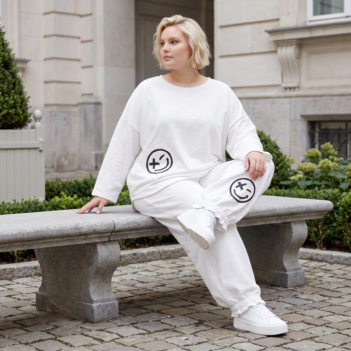 Oversizehose aus warmem French Terry mit Smileyprint gesmoktem Saum und Seitentaschen