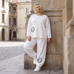 Oversizehose aus warmem French Terry mit Smileyprint gesmoktem Saum und Seitentaschen