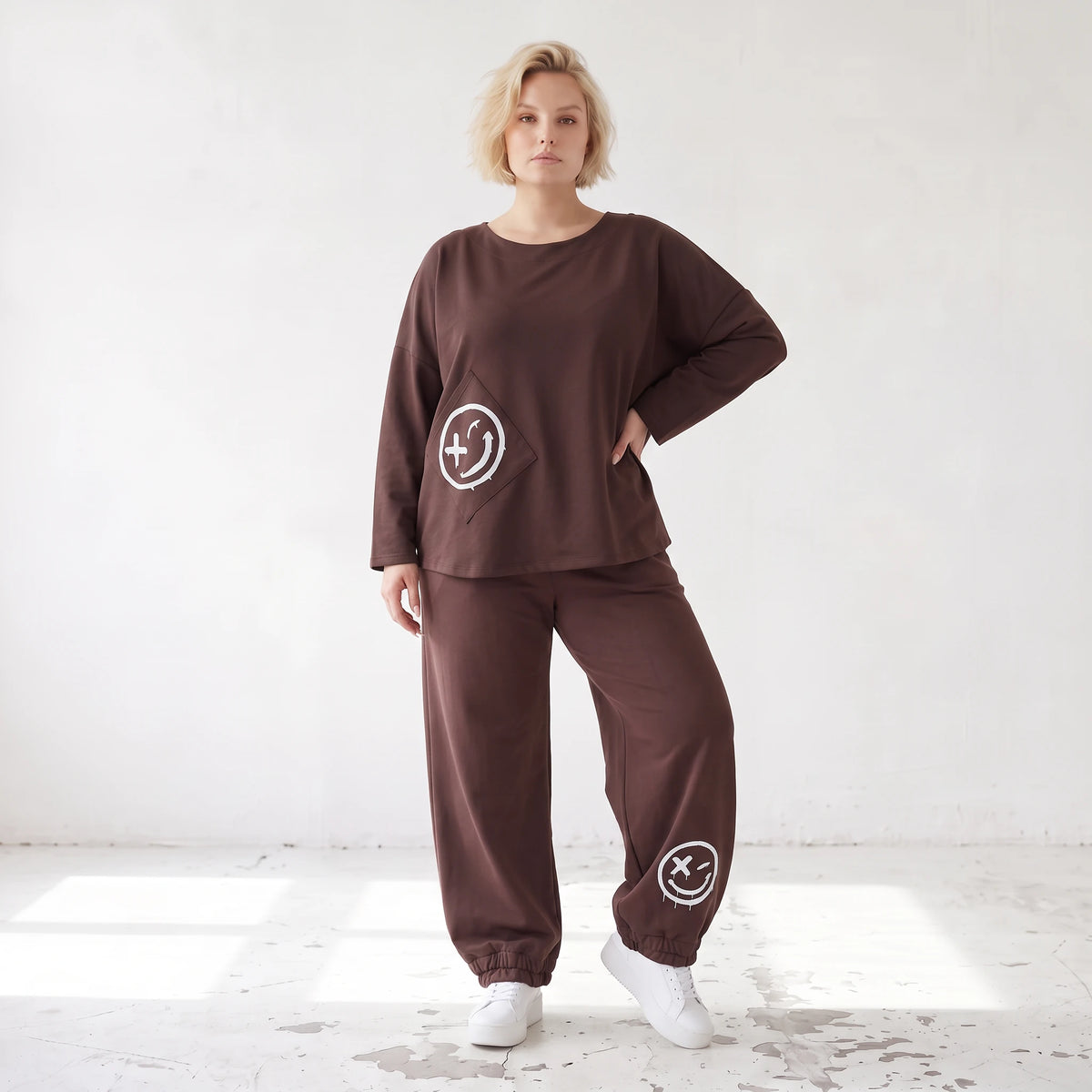 Lässige Oversizedhose aus French Terry mit Smileyprint und gesmoktem Saum extra lang