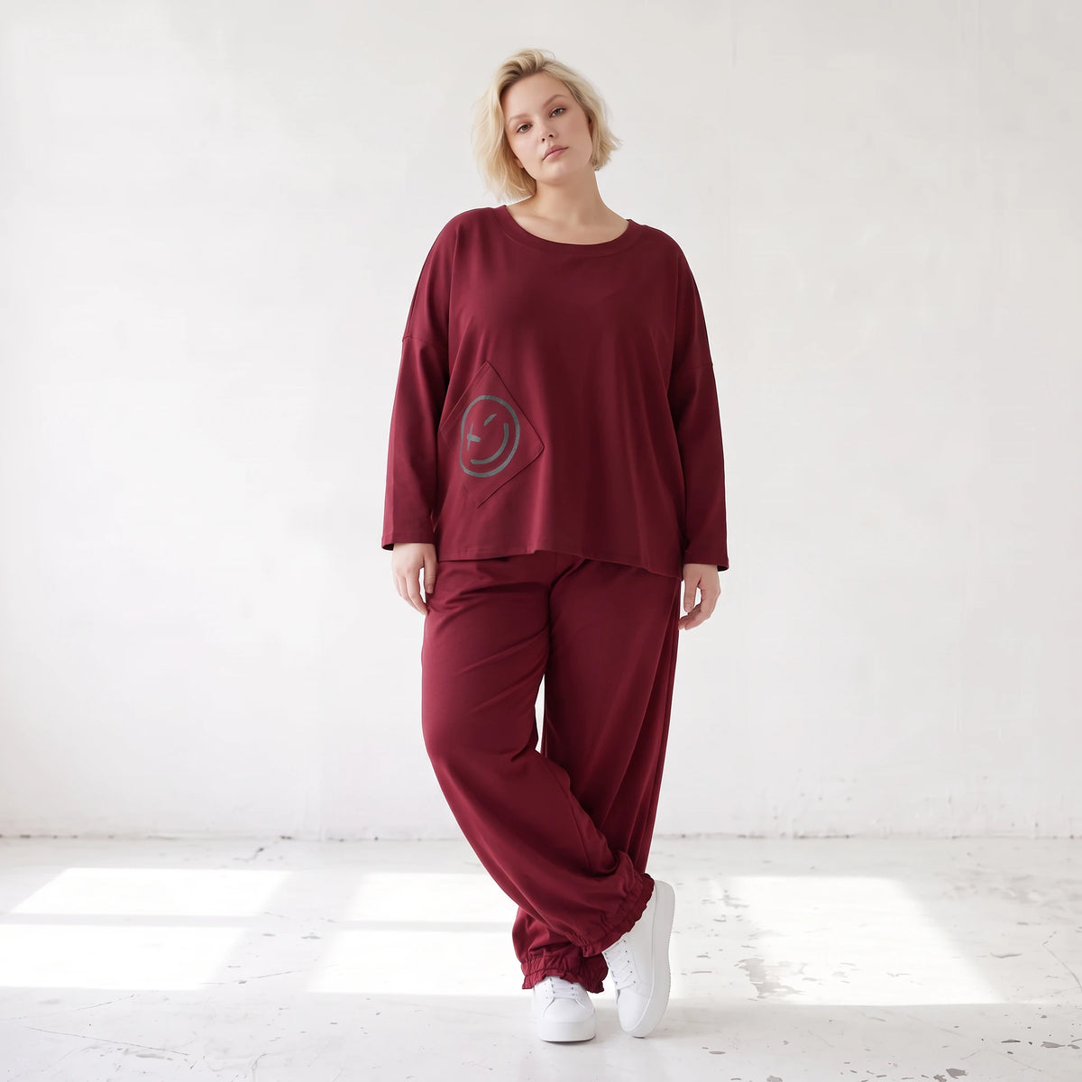 Oversized French Terry Hose in Schwarz mit Smileyprint gesmoktem Saum und weitem Bein