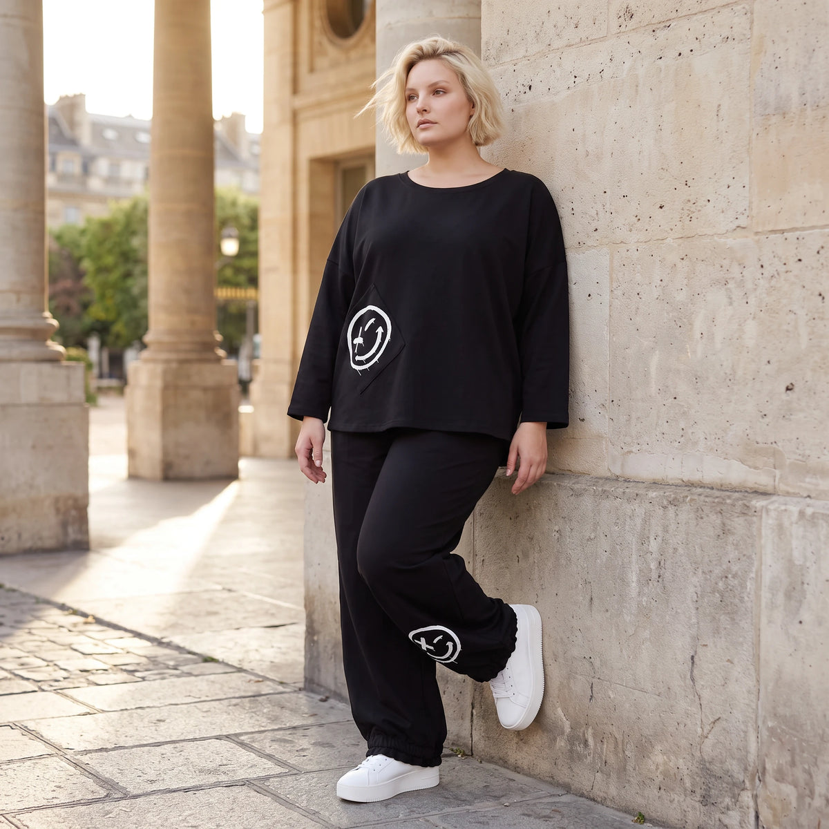 Oversized Hose aus flauschigem French Terry mit Smileydruck und bequem gesmoktem Saum
