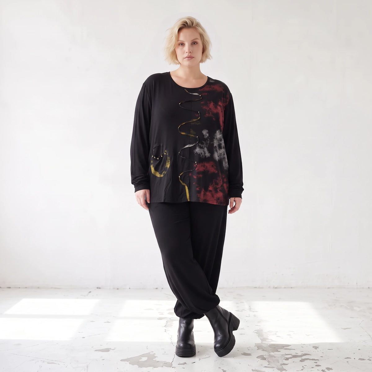 Langarmshirt aus Viskosejersey in Schwarz/Rosa mit geradem Schnitt und Stretchkomfort