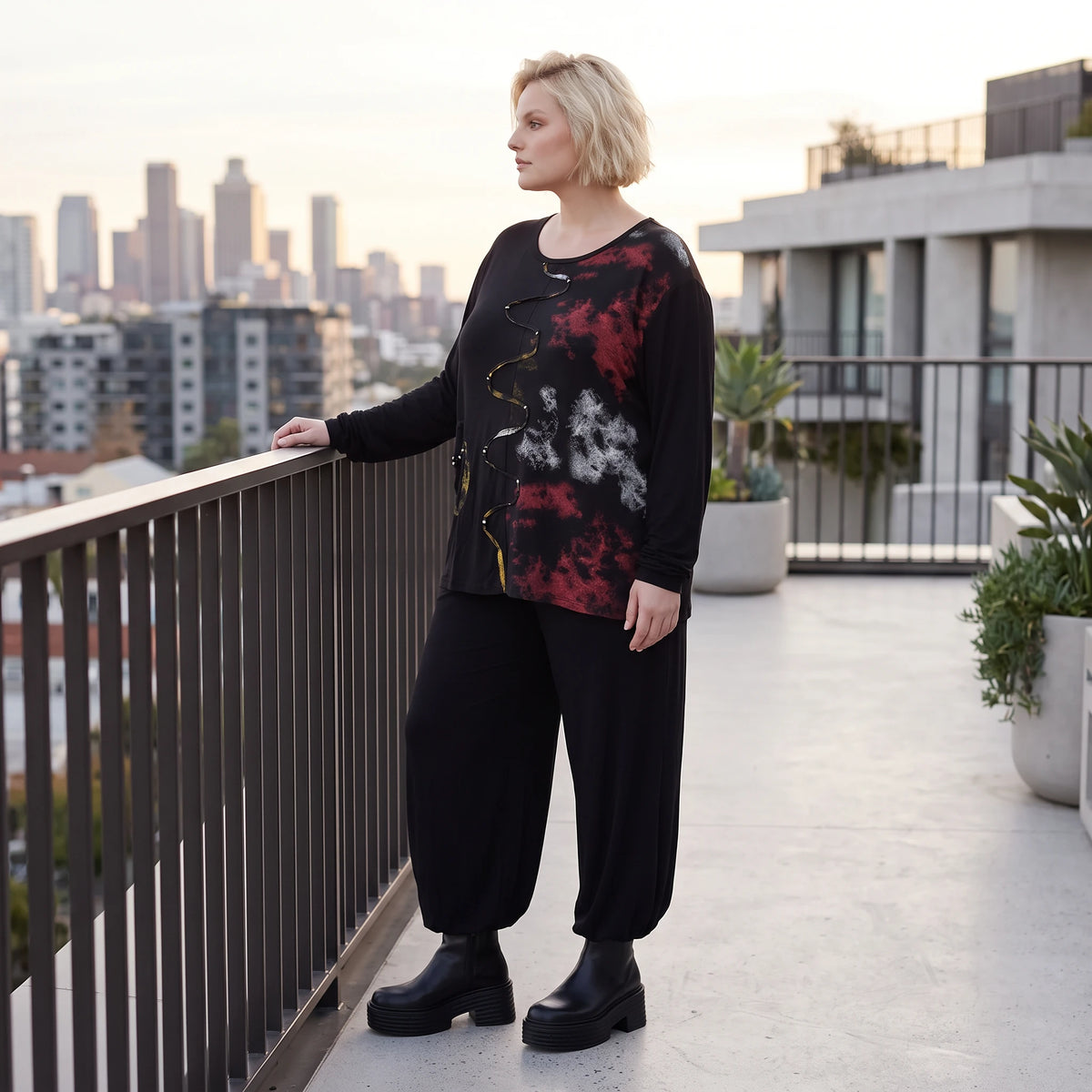 Langarmshirt aus Viskosejersey in Schwarz/Rosa mit geradem Schnitt und Stretchkomfort