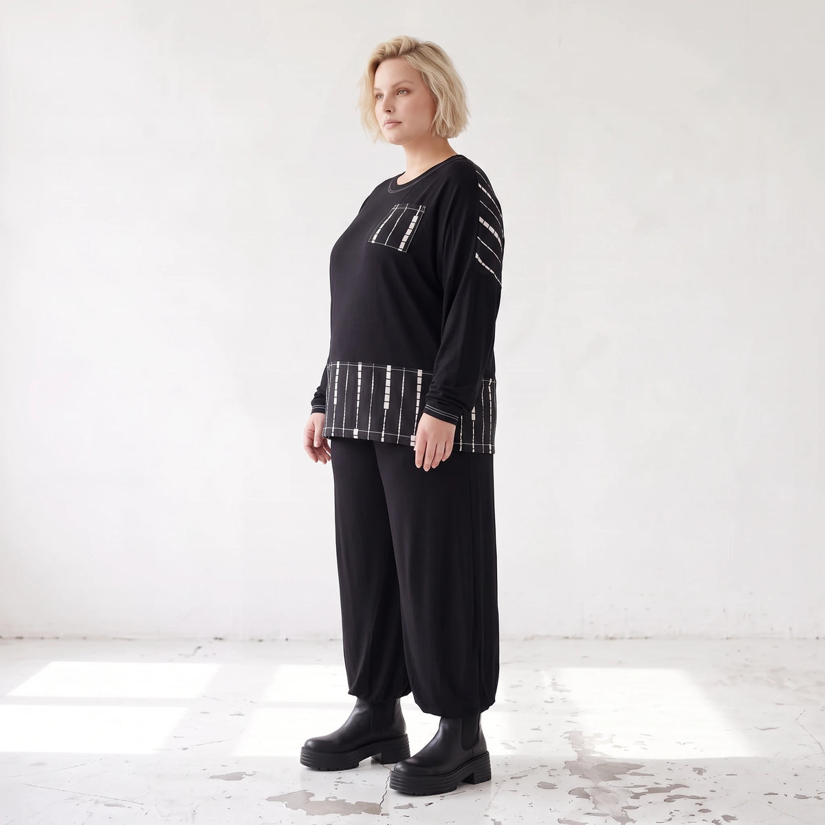 Schwarzes Basicshirt aus Viskosejersey mit Stretch und Brusttasche in geradem Schnitt