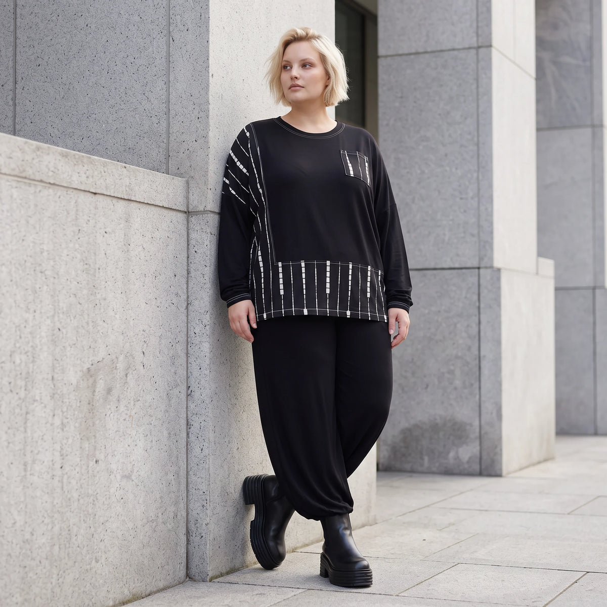 Schwarzes Basicshirt aus Viskosejersey mit Stretch und Brusttasche in geradem Schnitt