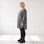 Milano Strickkleid in Grau/Schwarz mit Rundhalsausschnitt aus feiner Stretchqualität