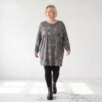 Milano Strickkleid in Grau/Schwarz mit Rundhalsausschnitt aus feiner Stretchqualität