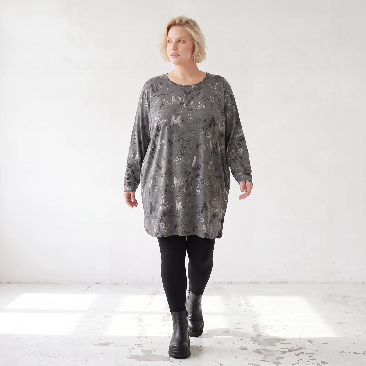 Milano Strickkleid in Grau/Schwarz mit Rundhalsausschnitt aus feiner Stretchqualität