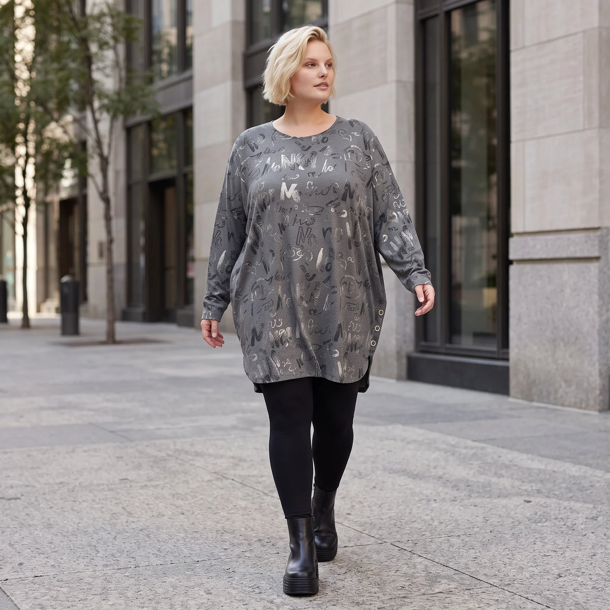 Milano Strickkleid in Grau/Schwarz mit Rundhalsausschnitt aus feiner Stretchqualität