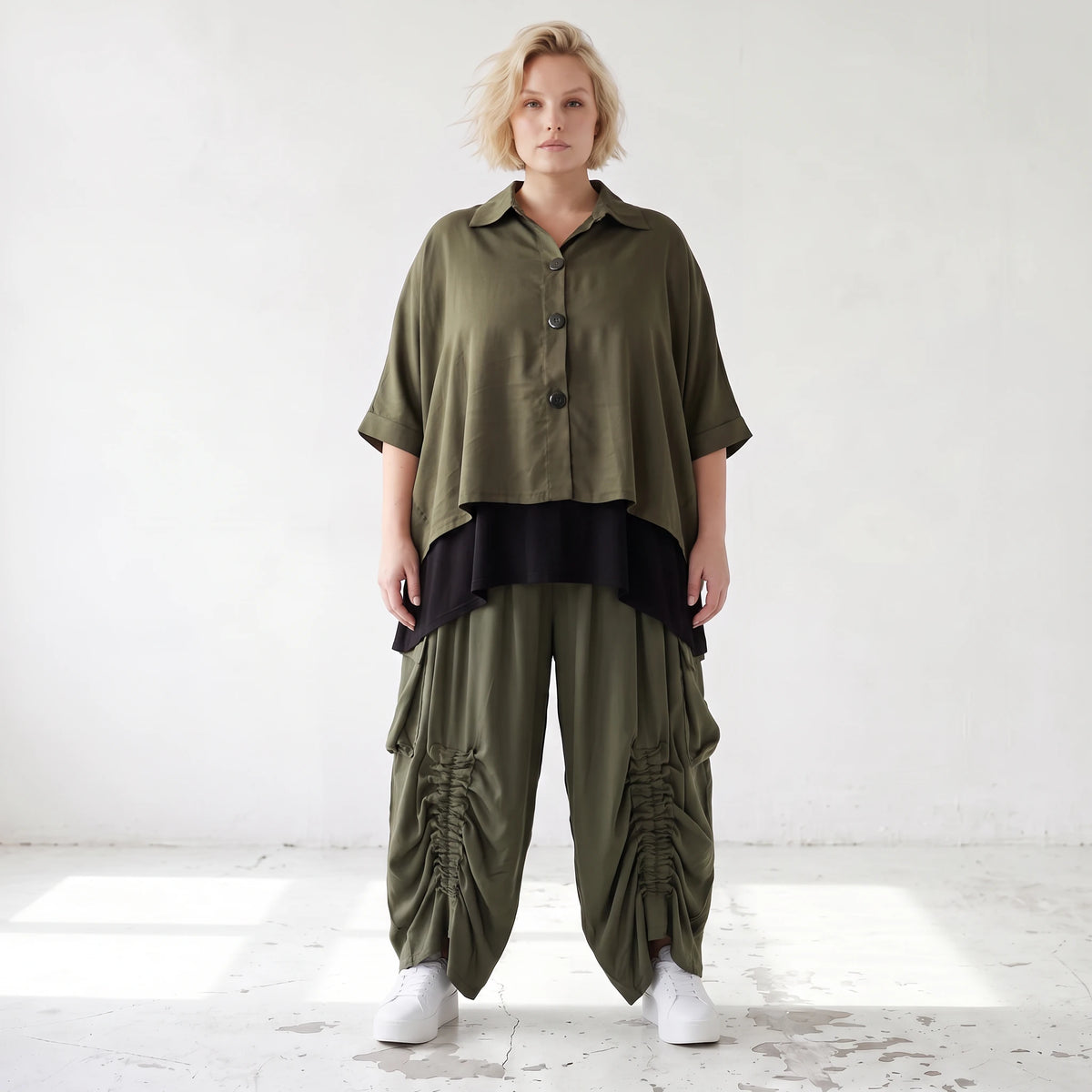 Khaki Lyocellbluse aus weichem Twill mit Hemdkragen gerundetem Schnitt und 3/4-Arm