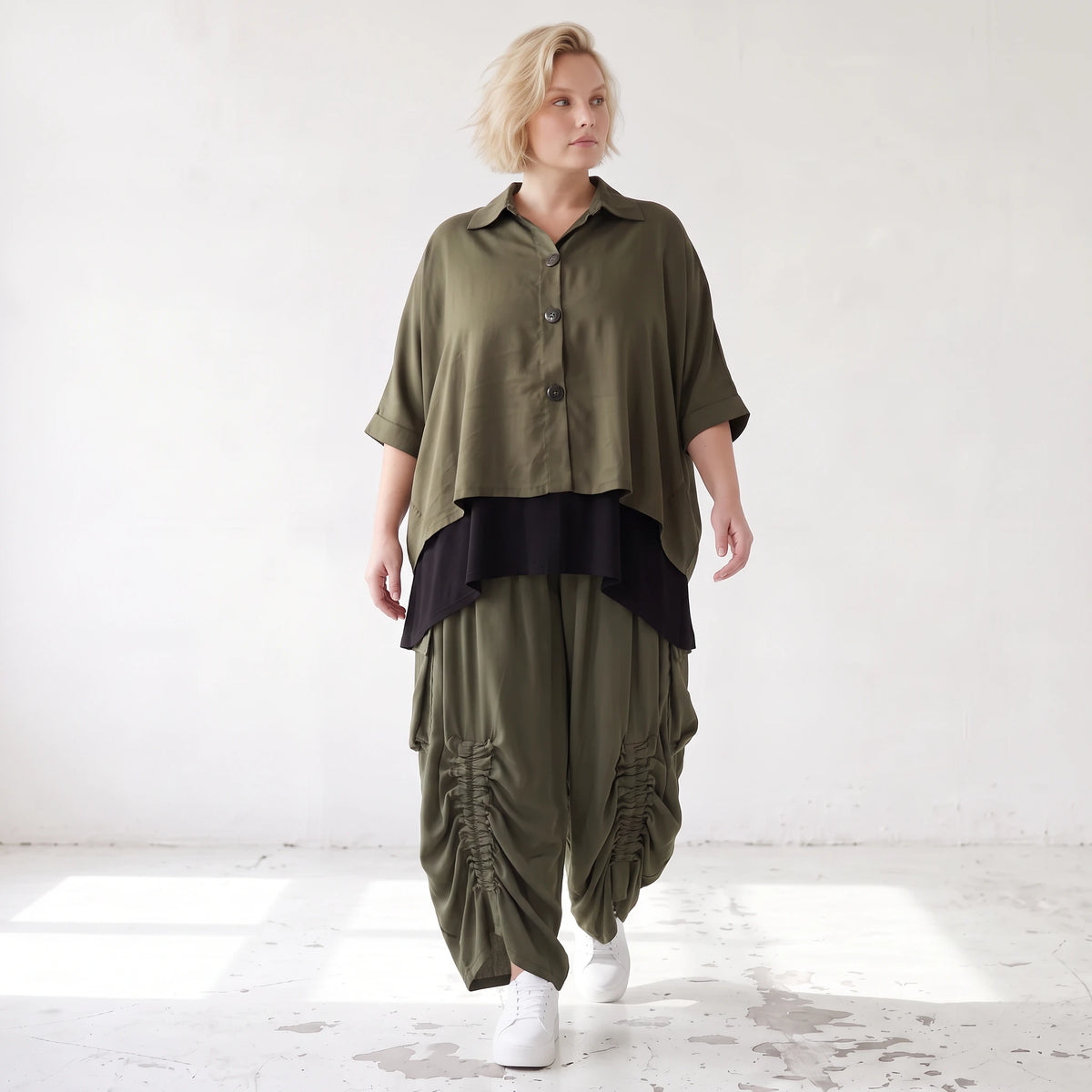 Khaki Lyocellbluse aus weichem Twill mit Hemdkragen gerundetem Schnitt und 3/4-Arm