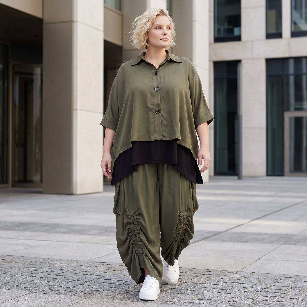Khaki Lyocellbluse aus weichem Twill mit Hemdkragen gerundetem Schnitt und 3/4-Arm