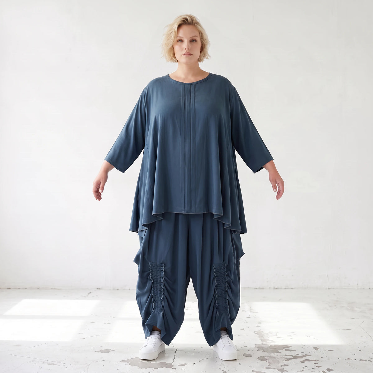 Shirt in Petrol aus weichem Lyocell in A-Linie mit Biesenmusterung und Zipfelsaum