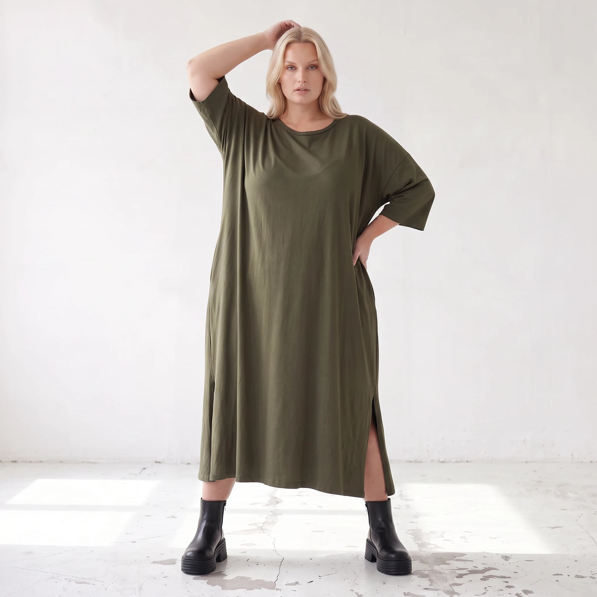 Khaki Lyocellkleid in A-Linie mit Rundhalsausschnitt und V-Ausschnitt mit Seitentaschen
