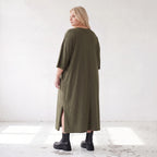 Khaki Lyocellkleid in A-Linie mit Rundhalsausschnitt und V-Ausschnitt mit Seitentaschen