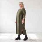 Khaki Lyocellkleid in A-Linie mit Rundhalsausschnitt und V-Ausschnitt mit Seitentaschen