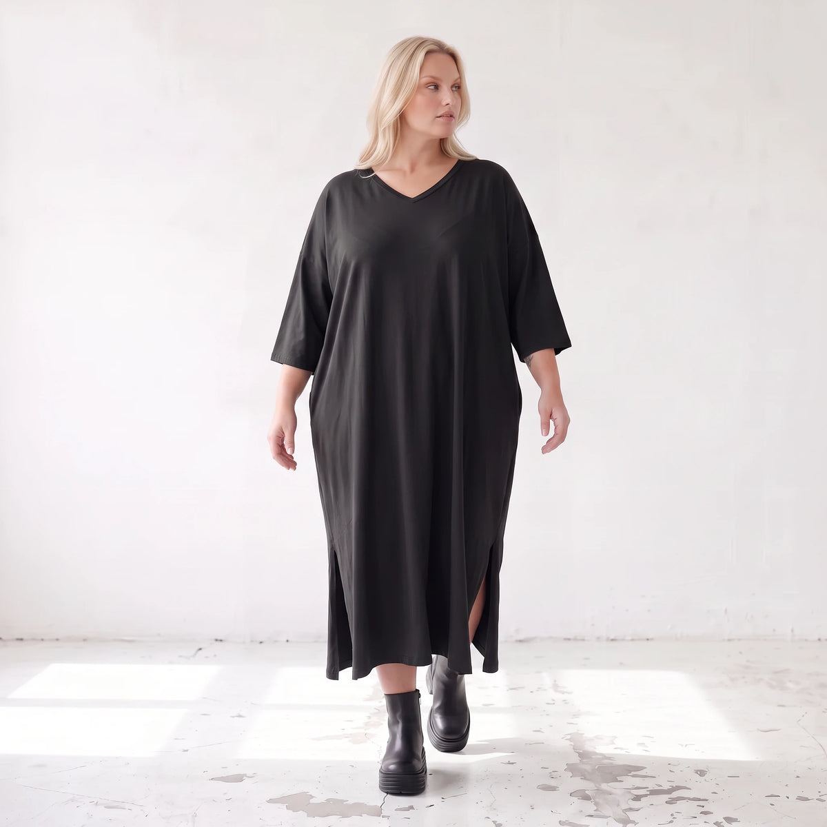 Fließendes A-Linien-Kleid aus Lyocell mit V-Ausschnitt Seitennahttaschen Saumschlitzen