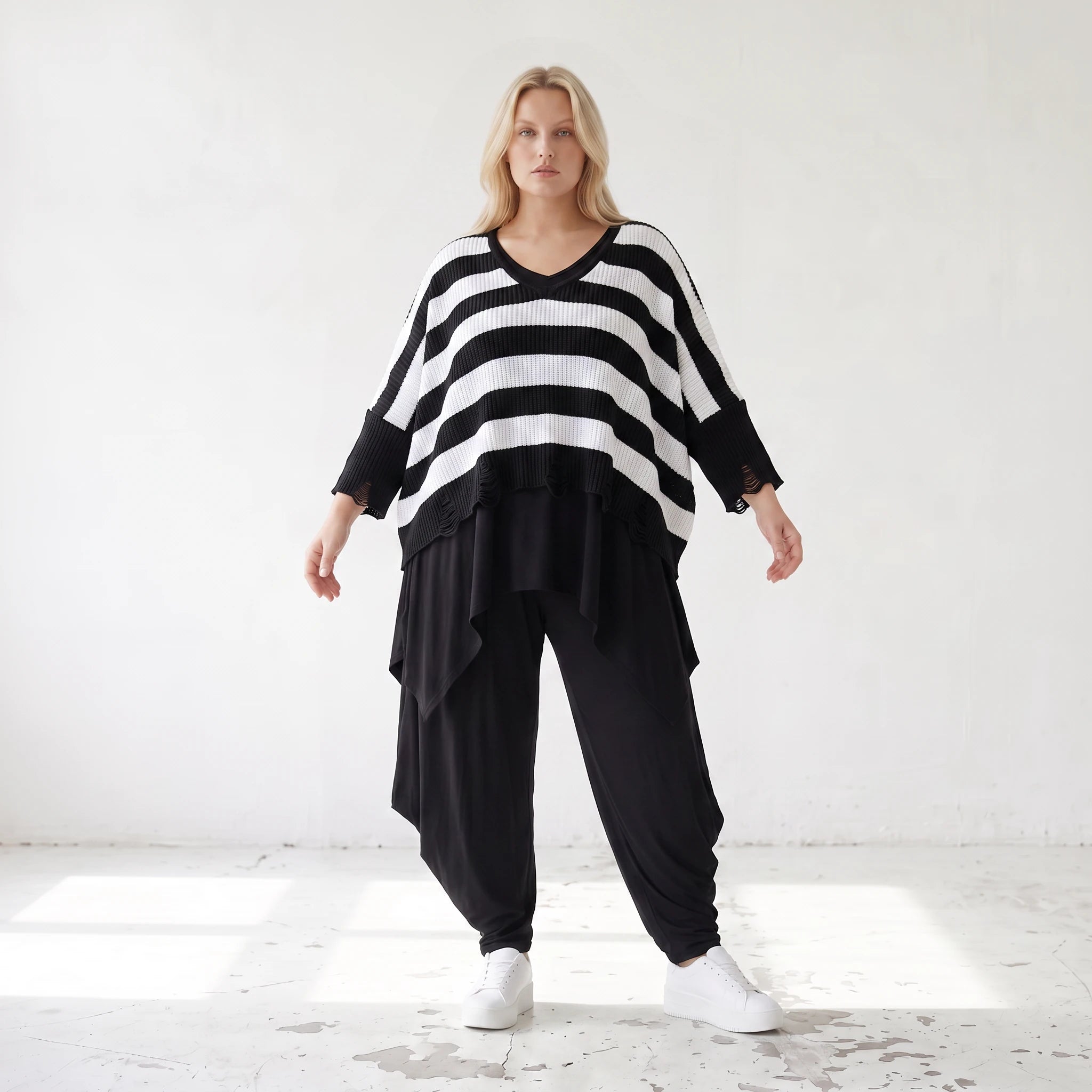 Warmes Strickshirt in weichem Stretchstrick mit V-Ausschnitt in kastiger Destroyedoptik