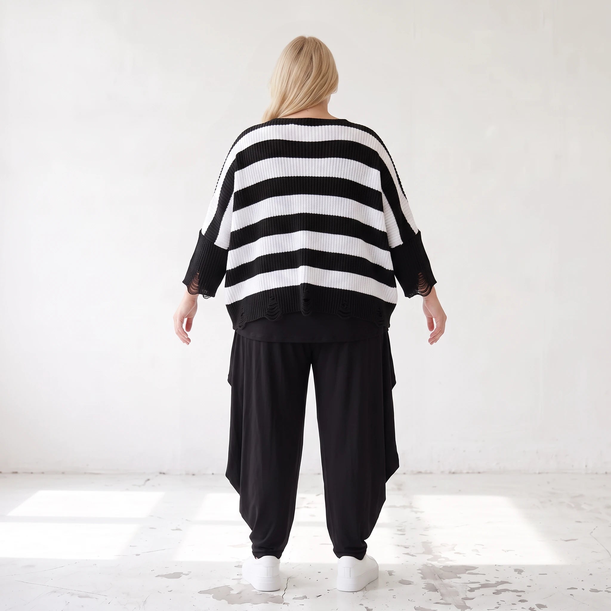 Warmes Strickshirt in weichem Stretchstrick mit V-Ausschnitt in kastiger Destroyedoptik