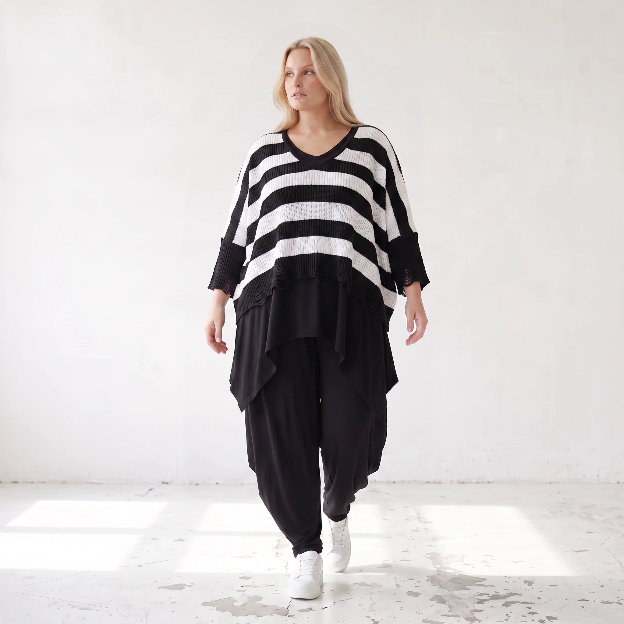 Warmes Strickshirt in weichem Stretchstrick mit V-Ausschnitt in kastiger Destroyedoptik