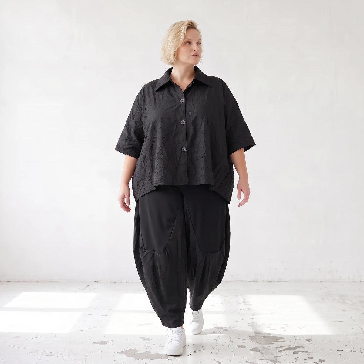Leichte Sommerbluse im Crashlook aus Popeline mit Hemdkragen und gerundetem Schnitt