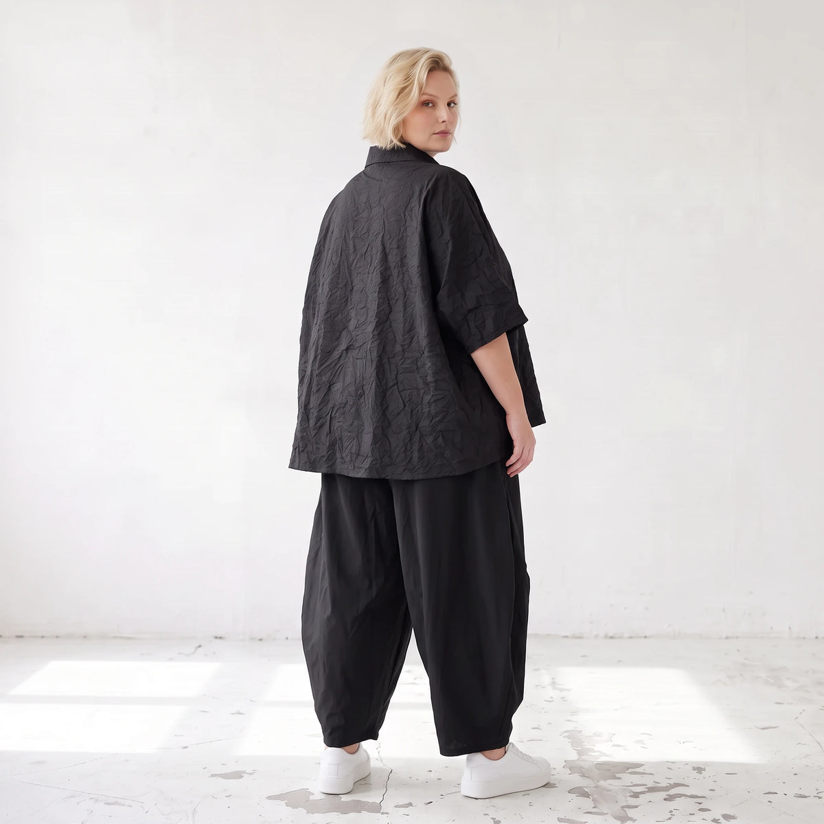 Leichte Sommerbluse im Crashlook aus Popeline mit Hemdkragen und gerundetem Schnitt