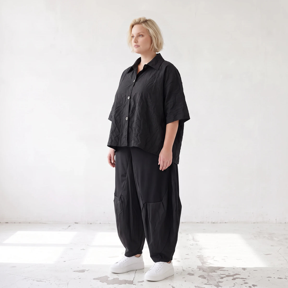 Leichte Sommerbluse im Crashlook aus Popeline mit Hemdkragen und gerundetem Schnitt