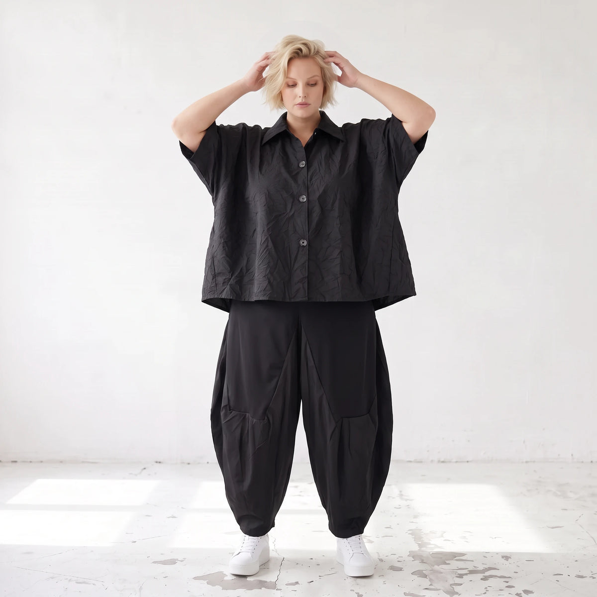 Leichte Sommerbluse im Crashlook aus Popeline mit Hemdkragen und gerundetem Schnitt