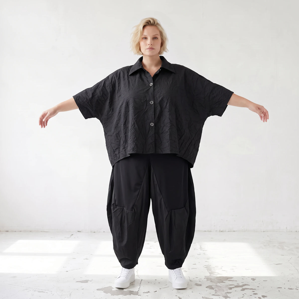 Leichte Sommerbluse im Crashlook aus Popeline mit Hemdkragen und gerundetem Schnitt
