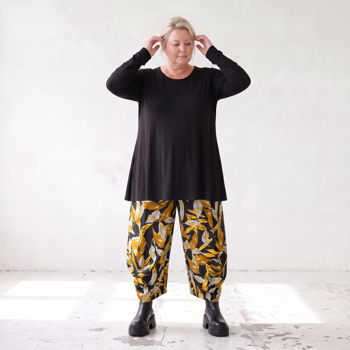 Ballonhose aus dehnbarem Romanit Jersey in Schwarz/Gelb mit weitem Hosenbein lässig