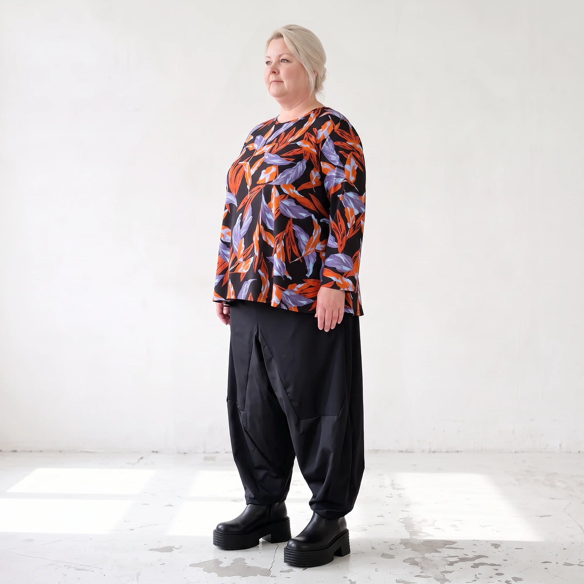 Langarmshirt aus Romanit Jersey in Schwarz/Orange mit Glockenschnitt pflegeleicht weich