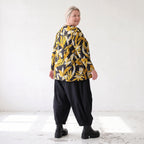 Langarmshirt in Schwarz/Gelb aus Romanit Jersey mit Rundhalsausschnitt in Glockenform