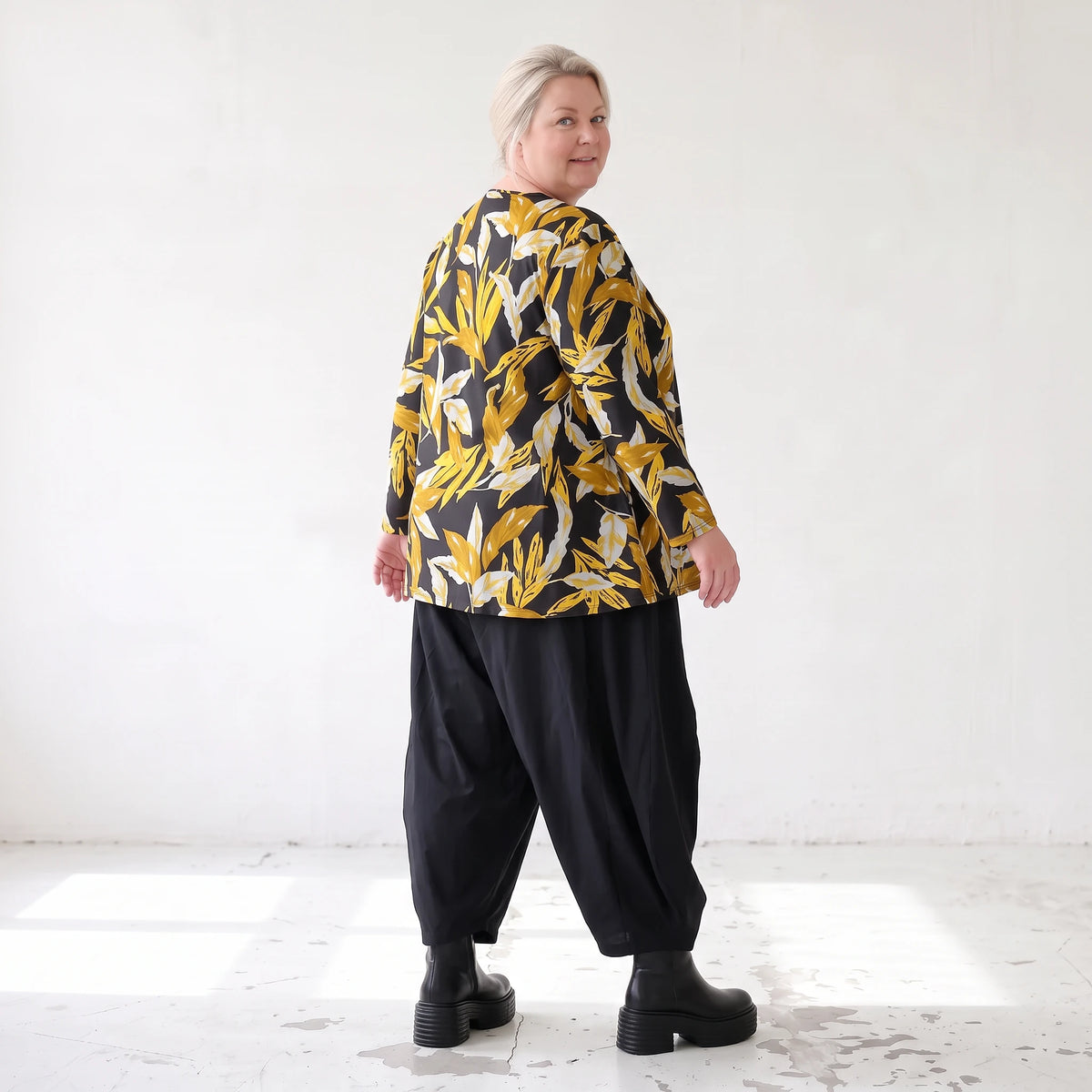 Langarmshirt in Schwarz/Gelb aus Romanit Jersey mit Rundhalsausschnitt in Glockenform