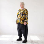 Langarmshirt in Schwarz/Gelb aus Romanit Jersey mit Rundhalsausschnitt in Glockenform