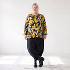 Langarmshirt in Schwarz/Gelb aus Romanit Jersey mit Rundhalsausschnitt in Glockenform