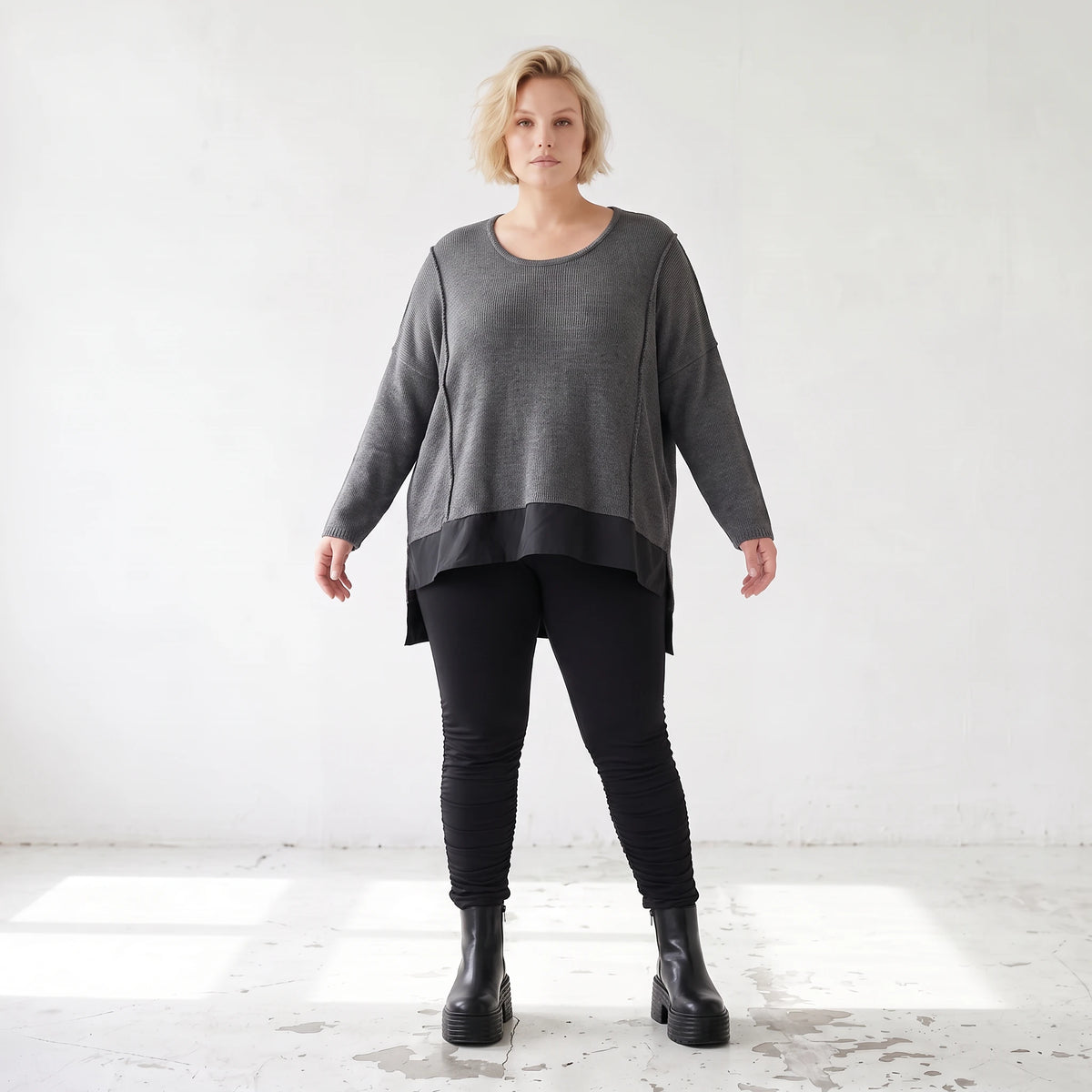 Dunkelgraues Strickshirt aus Baumwolle mit geradem Schnitt und längerer Rückenpartie