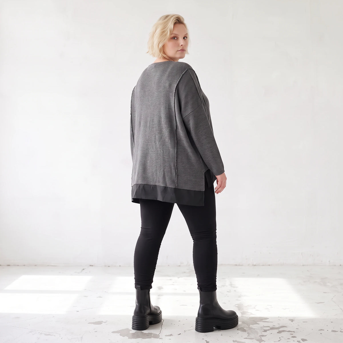 Dunkelgraues Strickshirt aus Baumwolle mit geradem Schnitt und längerer Rückenpartie