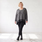 Dunkelgraues Strickshirt aus Baumwolle mit geradem Schnitt und längerer Rückenpartie