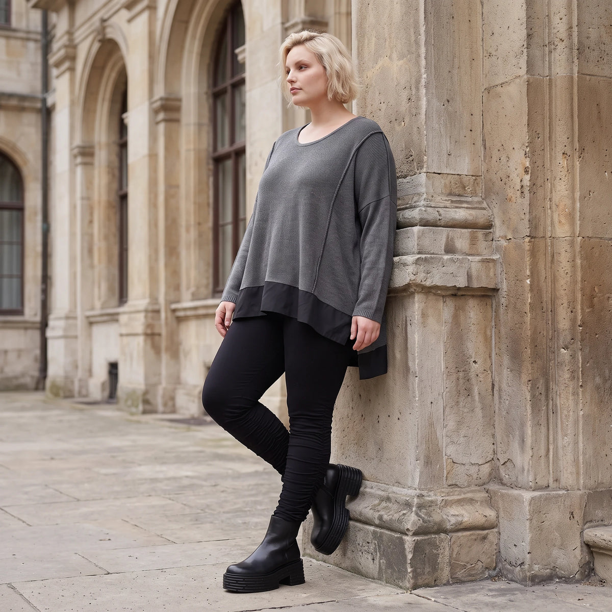Dunkelgraues Strickshirt aus Baumwolle mit geradem Schnitt und längerer Rückenpartie