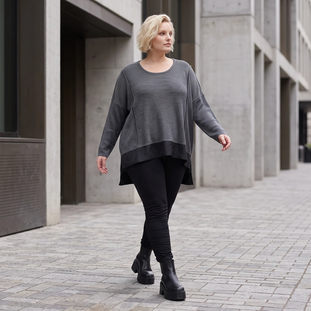 Dunkelgraues Strickshirt aus Baumwolle mit geradem Schnitt und längerer Rückenpartie