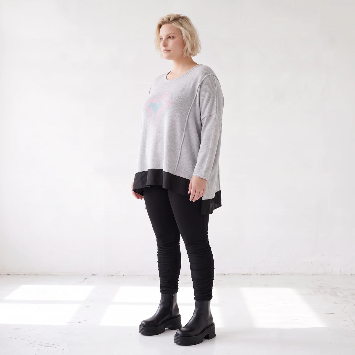 Weicher Strickpullover mit Rundhals aus Baumwolle und Memorytaft mit Seitenschlitzen