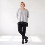 Weicher Strickpullover mit Rundhals aus Baumwolle und Memorytaft mit Seitenschlitzen