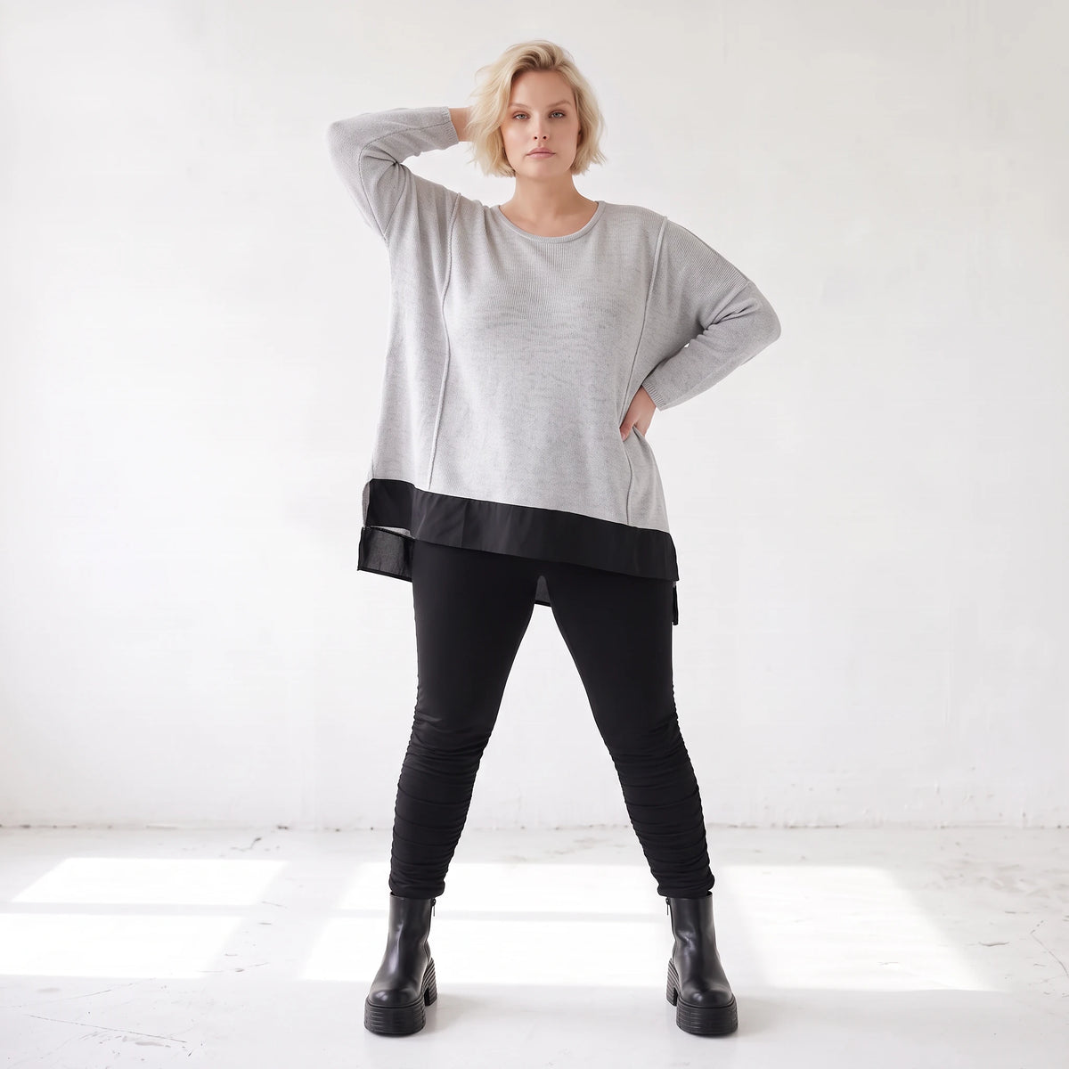 Weicher Strickpullover mit Rundhals aus Baumwolle und Memorytaft mit Seitenschlitzen