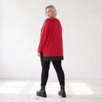 Warmer Strickpullover aus Strick und Memorytaft mit Vokuhilasaum und Seitenschlitzen