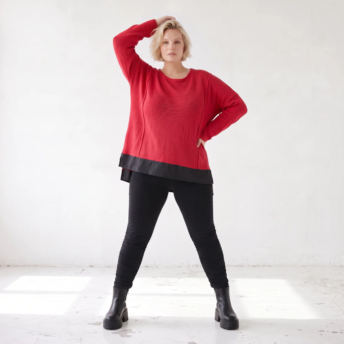 Warmer Strickpullover aus Strick und Memorytaft mit Vokuhilasaum und Seitenschlitzen