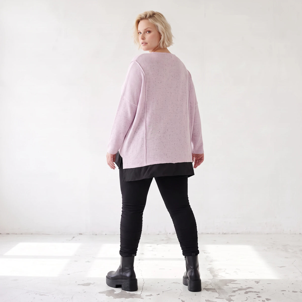 Altrosa Strickshirt mit Memorytaft Faltennaht seitlichen Schlitzen und langem Rückteil